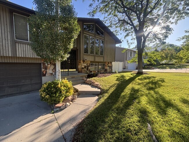 Building Photo - 2243 Aspen Hills Dr