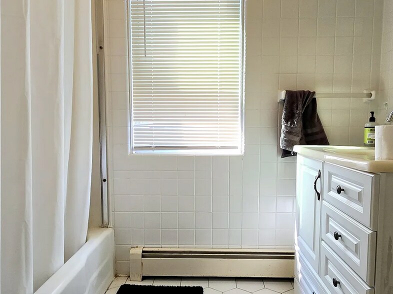 Bathroom - 43 Curtis St