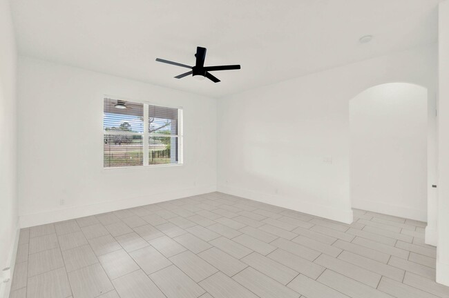 Building Photo - RENOVATED 5 BEDROOM FENCED IN, GOLF FRONTA...