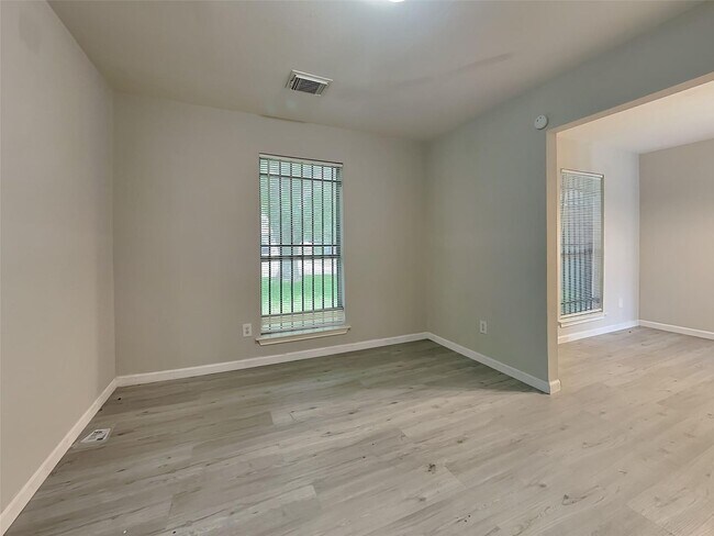 Building Photo - A spacious and move-in ready 3-bedroom, 1.5-bathroom home in Houston is now available. Fresh pain...