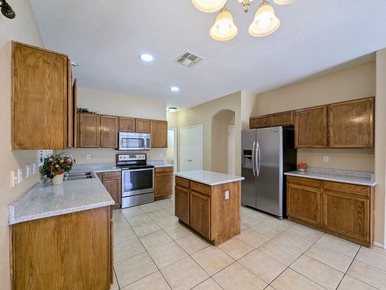 Building Photo - 8861 W Paradise Dr