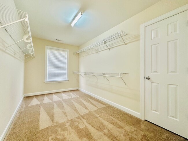 Building Photo - 5 BD, 4 BA Beautiful Wakefield Home