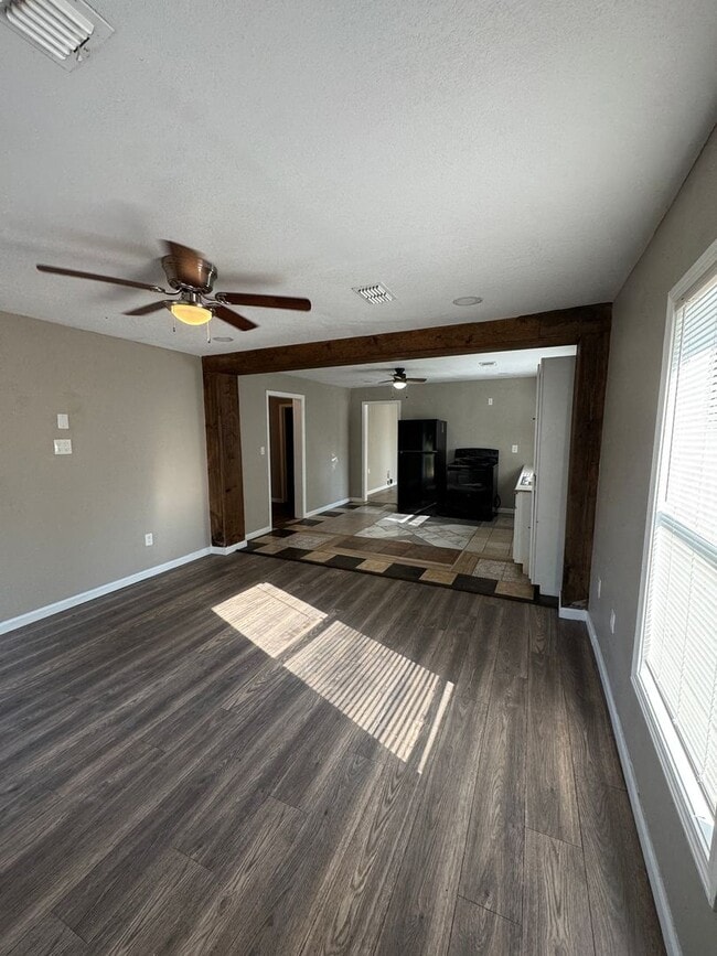 Building Photo - 3 Bedroom / 1 Bath Available Now in Jonesboro