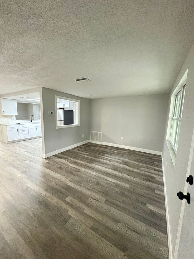 Building Photo - Fully Remodeled 3bed/2bath  Home with Bonus Room & Modern Upgrades