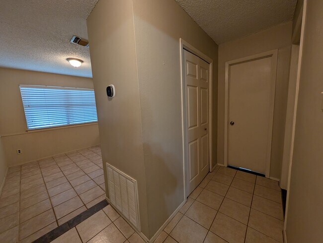 Building Photo - Location!! 1 Mile to Landa Park / Close to...