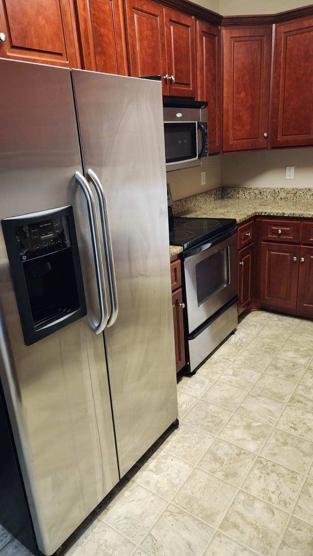 Building Photo - 3 Bedroom 2 Bath Townhome off Stevens Cree...