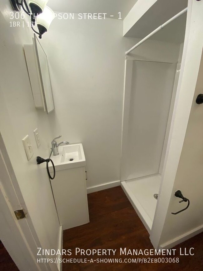 Building Photo - 306 Thompson St