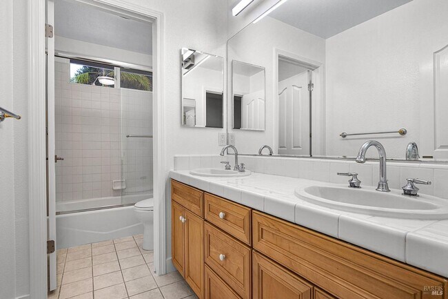 Building Photo - Luxury Living in Fountaingrove