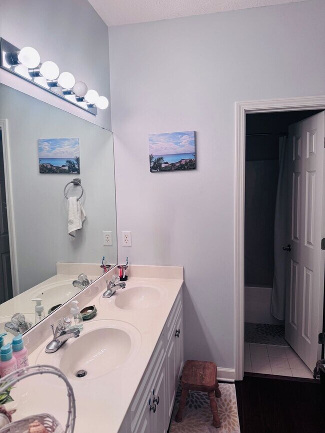 Building Photo - 4 Bedroom 2 Bath in Deer Creek