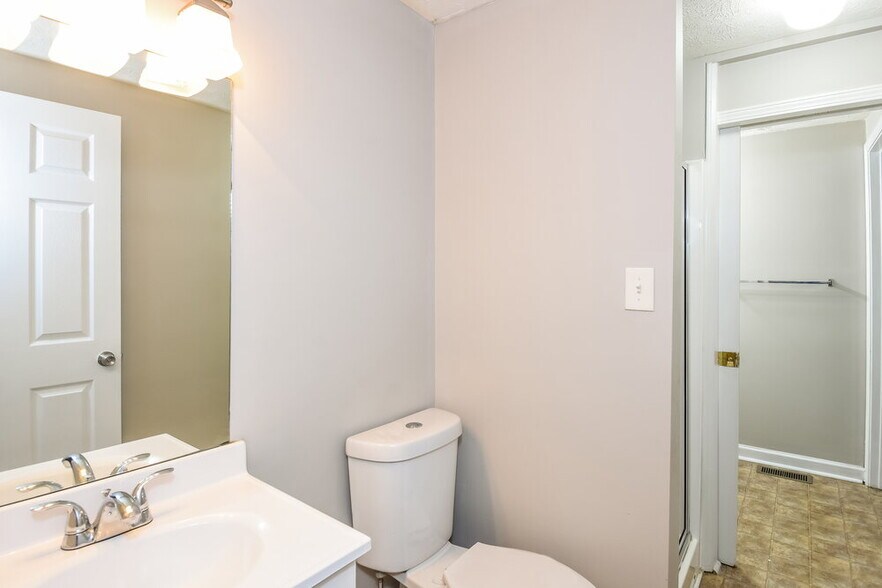 Building Photo - 3332 Chesterfield Ct
