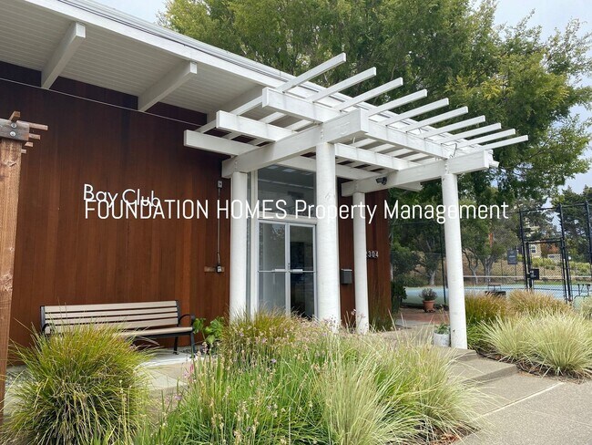 Building Photo - 2BR/2BA Waterfront Corner Condo!  No Novem...