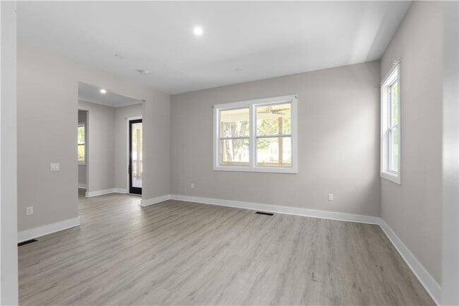 Building Photo - 1331 Diamond Ave SE