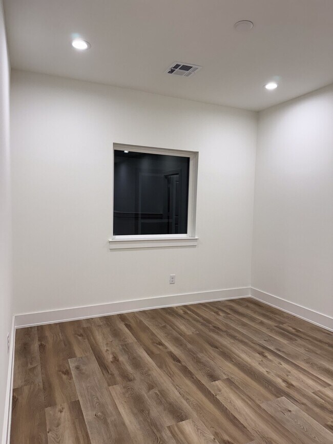 Building Photo - 9005 Comal St