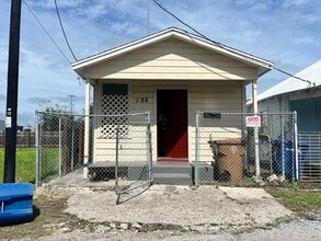 Building Photo - 208 Spruce St