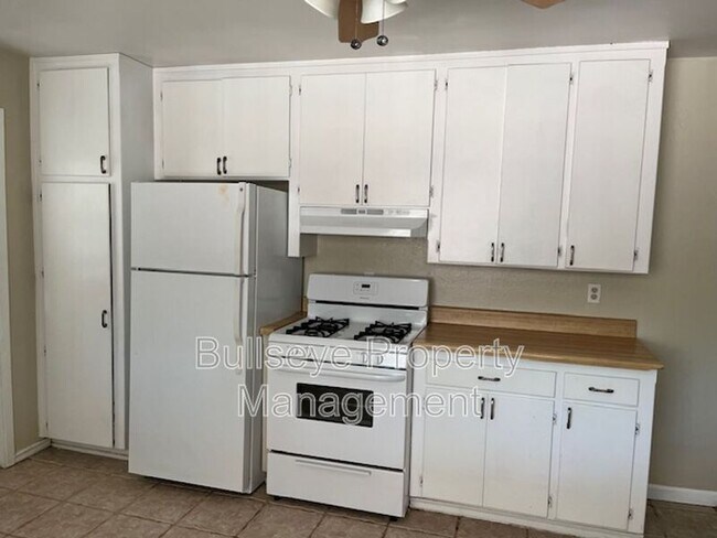 Building Photo - 3127 W Dahlia Dr