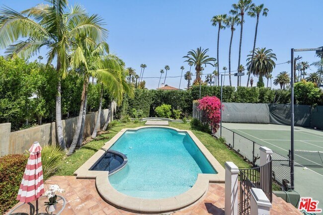 Building Photo - 910 N Crescent Dr