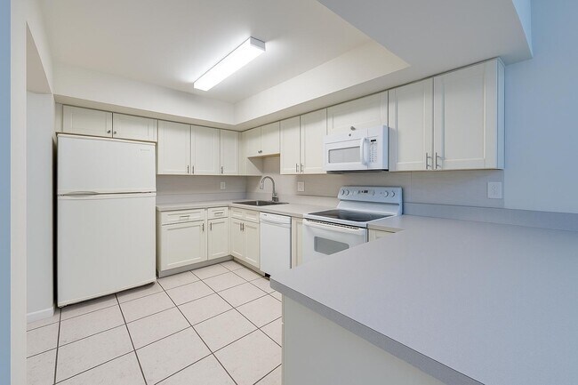 Building Photo - 646 SW 20th Ct