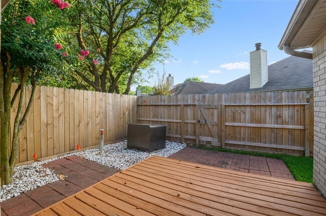 Building Photo - 10335 Emerald Oaks Dr
