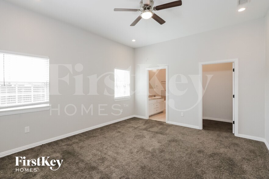 Building Photo - 1633 Mockingbird Ln
