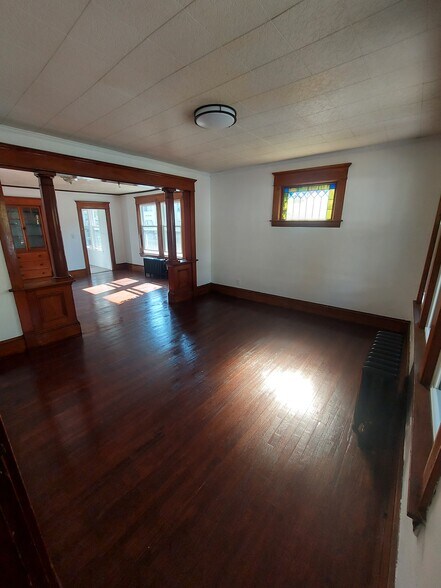 Living room, dinning room - 837 Carew St