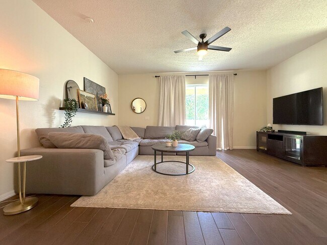 Building Photo - Spacious 5BR/3.5BA Home with Huge Backyard...