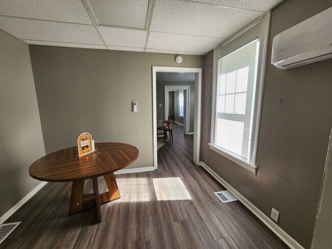 Building Photo - Updated 1 bedroom 1st floor apartment