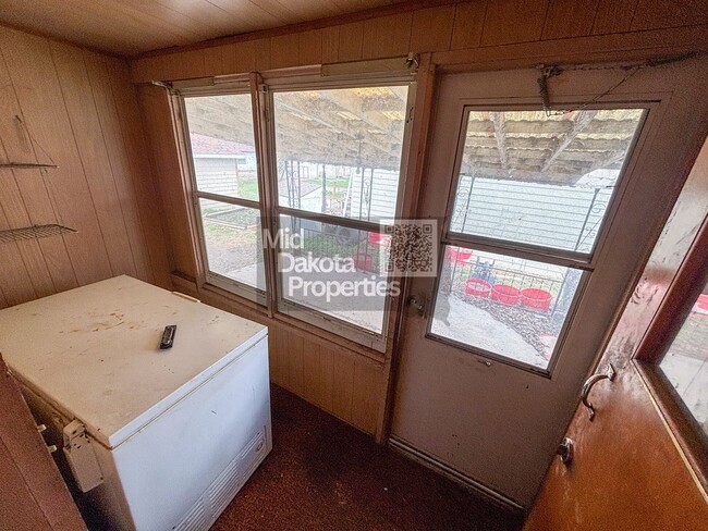 Building Photo - 502 E 3rd-6 bedroom, 2 bathroom house
