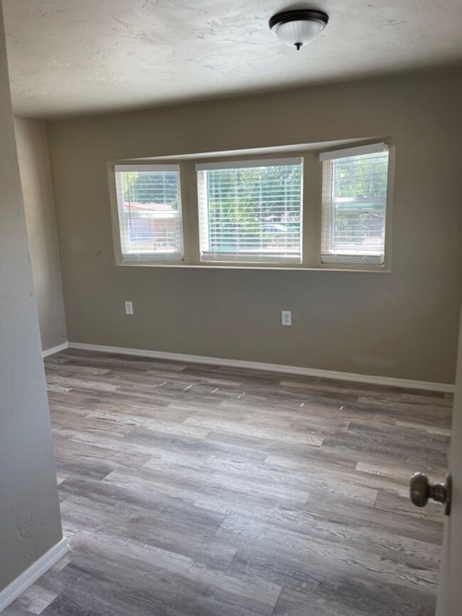 Building Photo - 2 Bedroom In Bridgeport on .36 of an acre- Contact Property Pros Property Management