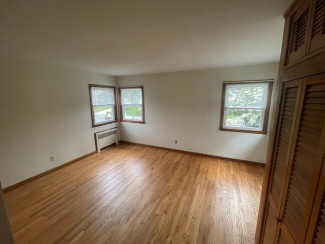 Building Photo - 33 Chestnut St