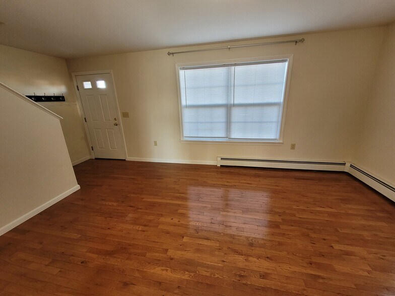 Building Photo - 10 Lupine Rd