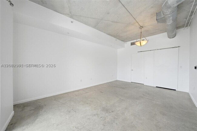 Building Photo - 10 SW South River Dr