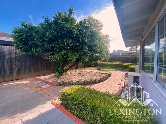 Building Photo - Beautiful, 3BD/2BA +Bonus Rooms, Bungalow ...