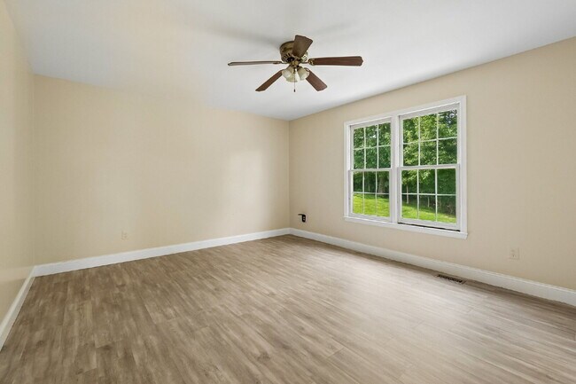 Building Photo - Beautifully updated and spacious 5-bedroom, 3.5-bath home for rent in the heart of Woodbridge