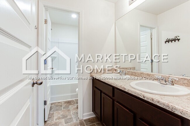 Building Photo - 484 Emporia Loop
