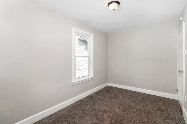 Building Photo - 3 Bedroom 2 Bathroom Home