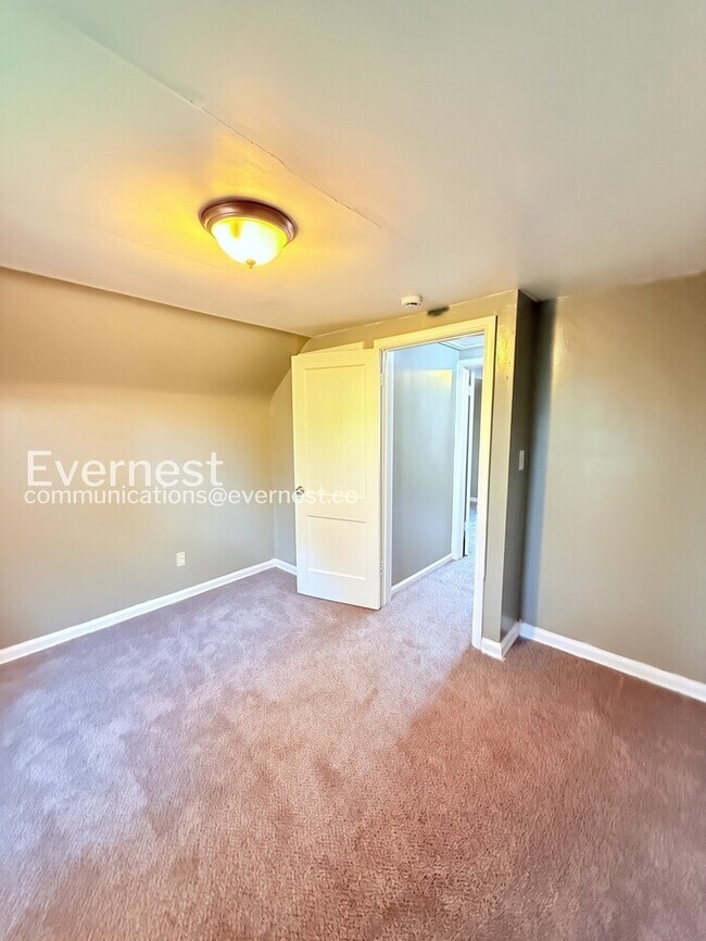 Building Photo - Charming Home with Detached Garage and Basement! | Pet Friendly