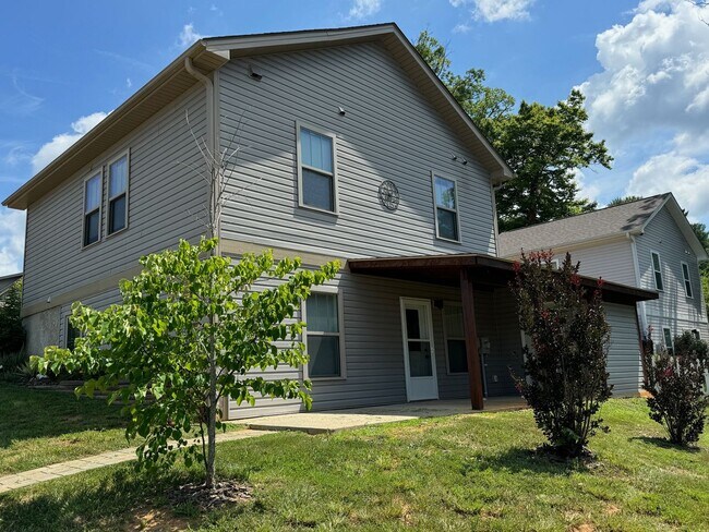 Building Photo - Weaverville - Modern, Three Bedroom, Fenced Yard