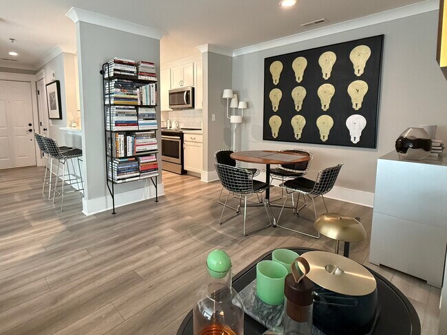 Building Photo - 2424 Selwyn Ave