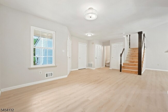Building Photo - 703 Porter Way W
