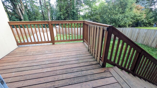 Building Photo - Eastmont Duplex with large fenced yard and...