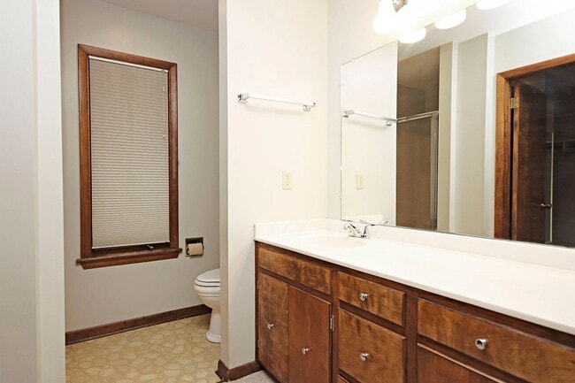 Building Photo - One-Level Living in Gated Lake Monticello