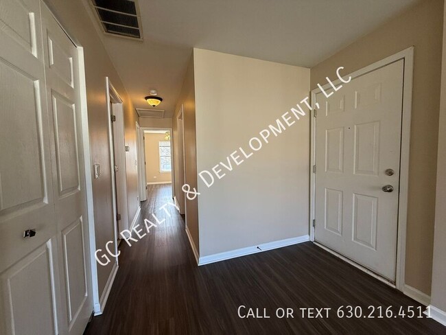 Building Photo - ***2 BDRM / 2ND FLOOR / WASHER & DRYER IN ...