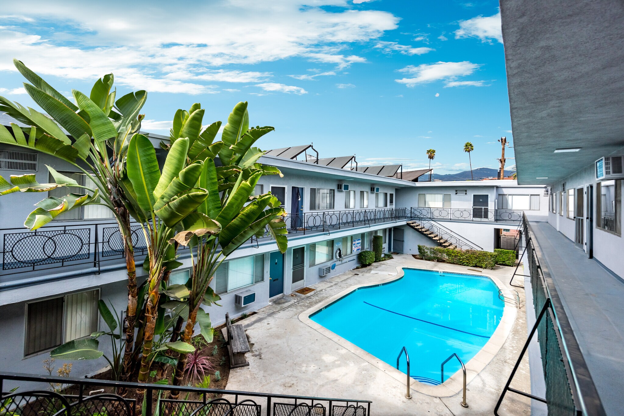 Building Photo - 323 E Chestnut St