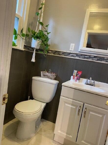 main bathroom 2 - 1806 Cliff St