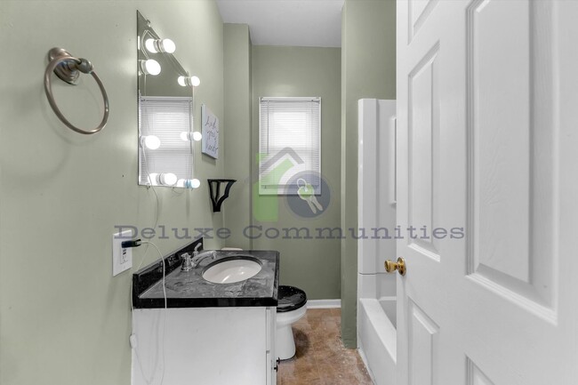 Building Photo - 2 Bed 1 Bath Bonus Room PRICE DROP!