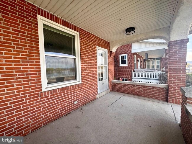 Building Photo - 616 N Front St