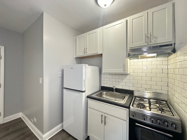 Building Photo - 4756 N Maplewood Ave