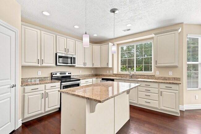 Building Photo - Quiet & Spacious 4 Bed Holladay Home – Walk-In Closets & Big Backyard!!!