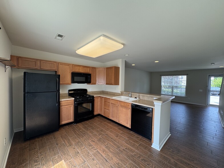 Kitchen - 1540 Artisan Ct