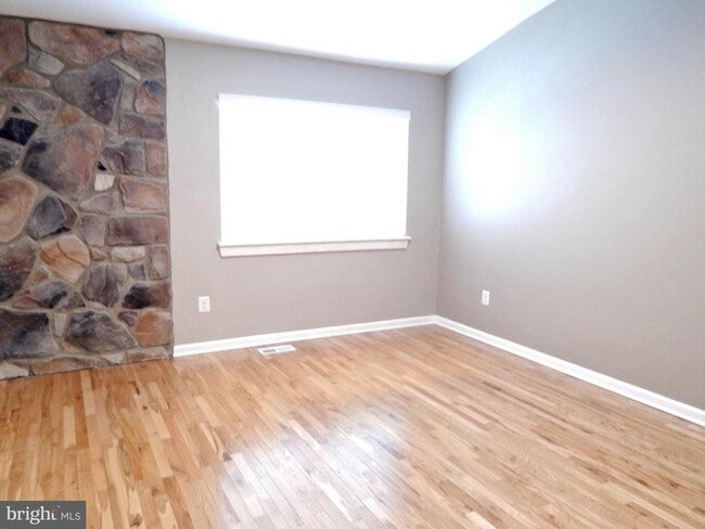 Building Photo - 101 Sarahs Ln